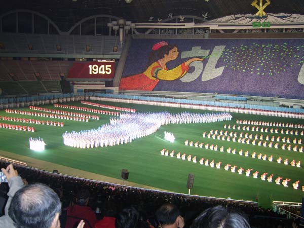 2005년 10월 13일 저녁 평양 대동강 능라도의 ‘5·1경기장’에서 펼쳐진 ‘아리랑’ 공연의 한 장면 
