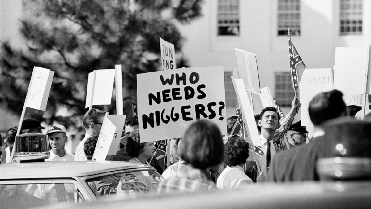  영화 <아이 엠 낫 유어 니그로>의 한 장면. 1950년대 시행된 흑백 통합 교육에 반대하는 백인 시위대의 모습이다.