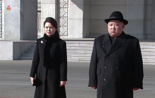 북한 관영 조선중앙TV는 '건군절' 기념 열병식을 이날 오후 5시30분(북한시간 5시)부터 녹화중계했다. 사진은 행사에 참석한 김정은 노동당 위원장과 부인 리설주.