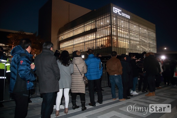 북측 예술단 공연 관람하기 위해 줄 서서 기다리는 당첨자들 북측 예술단 공연 관람 입장권 당첨자들이 8일 오후 강원도 강릉 아트센터에서 공연을 관람하기 위해 줄을 서서 기다리고 있다.