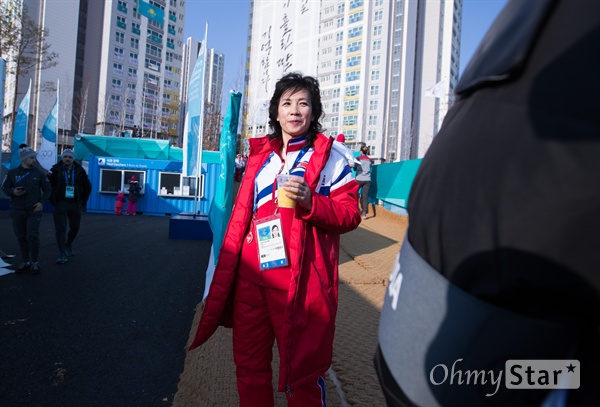  북측 피겨페어 김현선 코치가 8일 오후 강원도 강릉 올림픽 선수촌에서 숙소동으로 이동하고 있다. 
