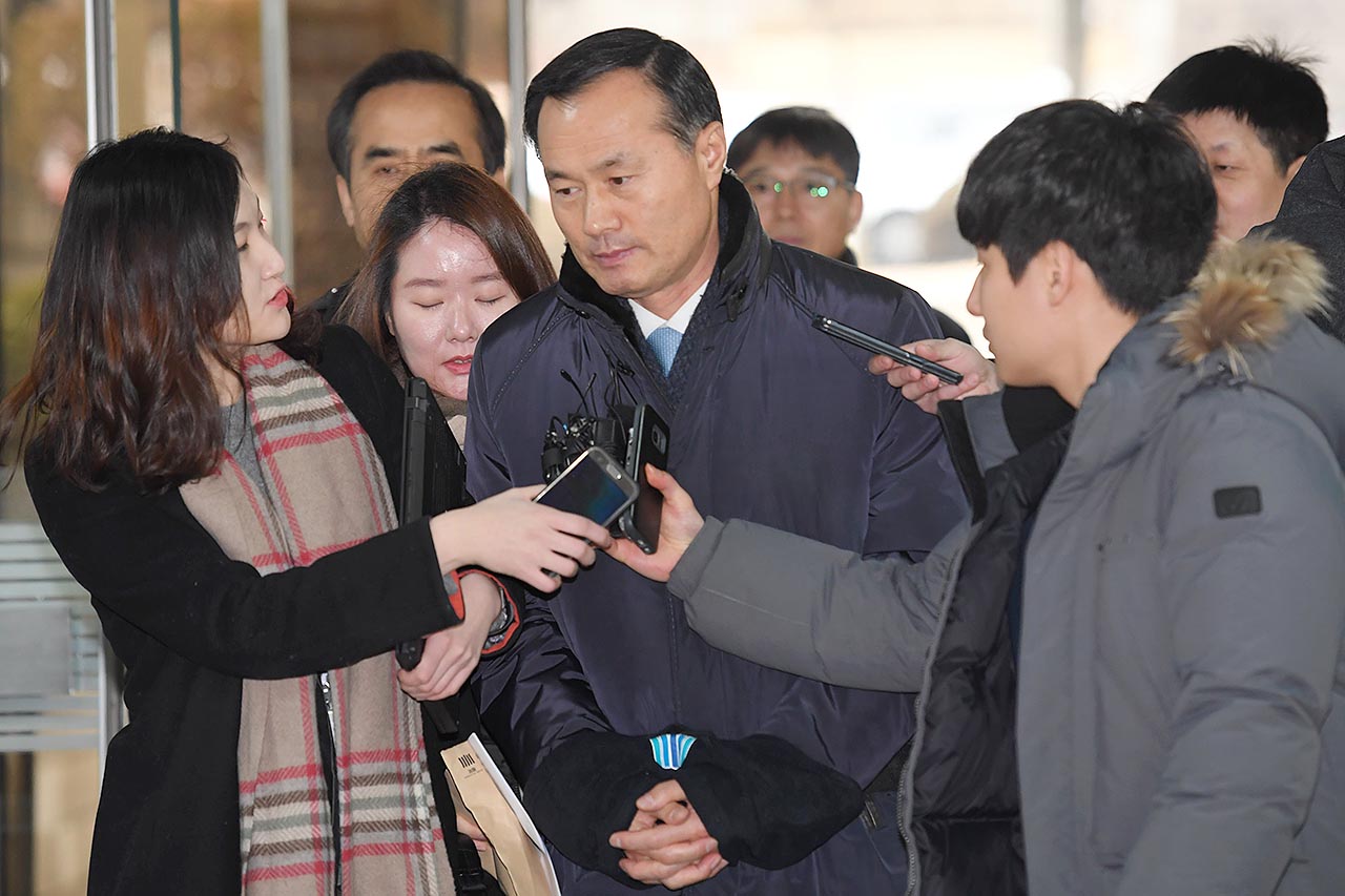  2013년 국군 사이버사령부의 댓글 의혹 사건을 축소·은폐해 직권남용 권리행사방해 등 혐의로 구속영장이 청구된 백낙종 전 국방부 조사본부장(예비역 육군 소장)이 구속 전 피의자 심문(영장실질심사)을 받기 위해 9일 오전 서울 서초구 서울중앙지방법원에 출석하고 있다. 2018.02.09