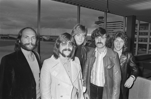  1970년 네덜란드 스히폴 공항에 도착한 무디 블루스의 모습