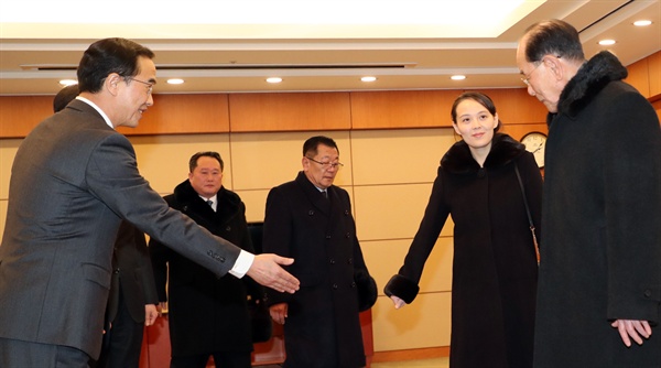 김영남 최고인민회의 상임위원장. 김여정 노동당 중앙위 제1부부장, 최휘 국가체육지도위원장, 리선권 조국평화통일위원장이 9일 오후 인천국제공항에 도착해 접견실에 들어서 착석하고 있다.

