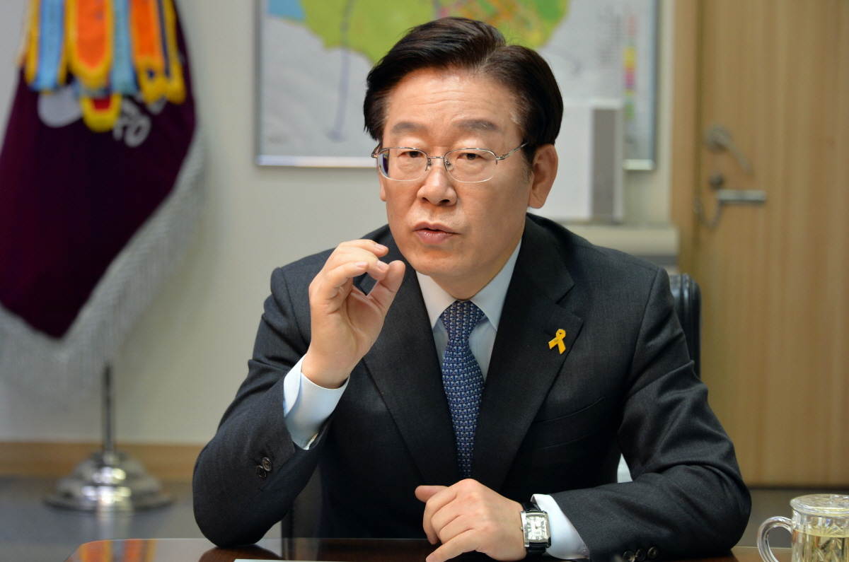 정부의 사회보장위원회가 이재명 성남시장의 중 고교 무상교복 정책에 대해 허용 결정을 내렸다.