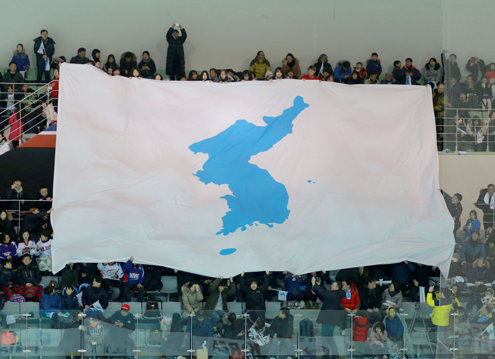  지난 4일 남북 단일팀은 인천 선학국제빙상장에서 스웨덴과 친선 평가전을 벌였다. 당시 경기장 관객석에 한반도기가 펼쳐졌다.