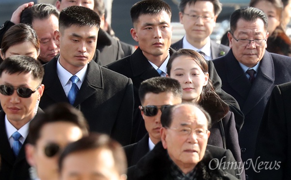 인천공항 도착한 북한 고위급 대표단  김여정 북한 노동당 중앙위원회 제1부부장이 9일 오후 인천국제공항을 통해 방남해 KTX를 타기 위해 이동하고 있다. 북한 고위급 대표단은 김영남을 단장으로, 김정은 북한 노동당 위원장의 여동생인 김여정 부부장, 최휘 국가체육지도위원장, 리선권 조국평화통일위원장 등이다.