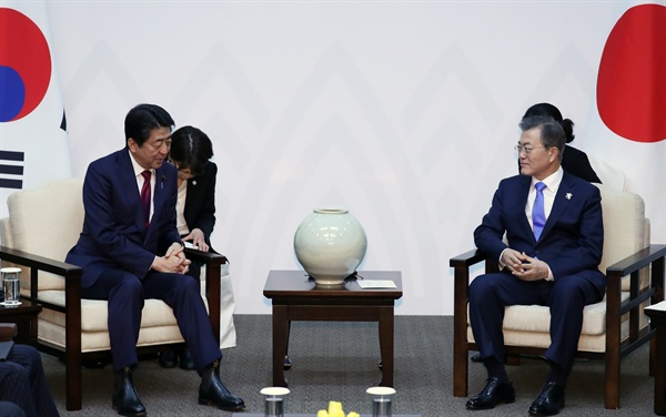 문재인 대통령과 아베 신조 일본 총리가 지난 2018년 2월 9일 대화를 나누고 있다. (자료사진)