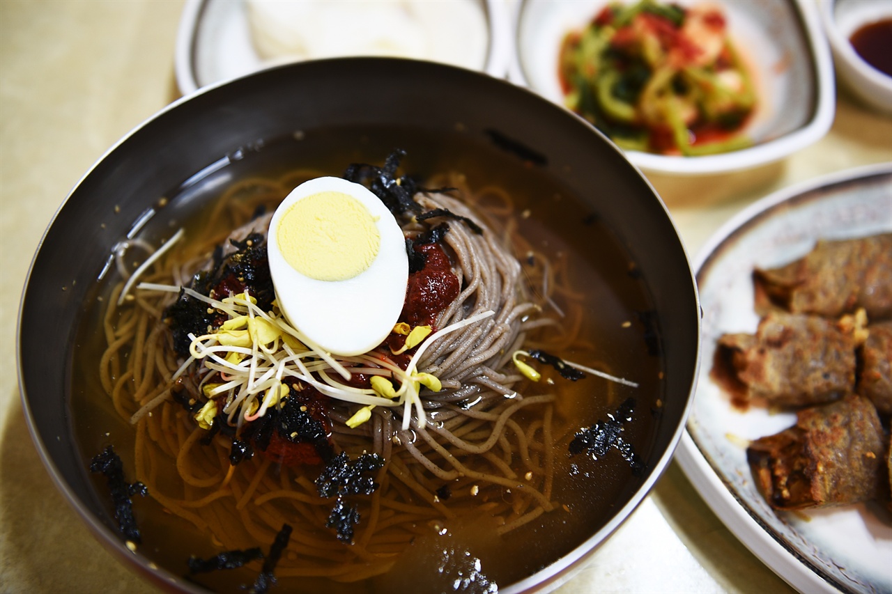 육수 맛이 일품인 전통의 메밀국수이다 