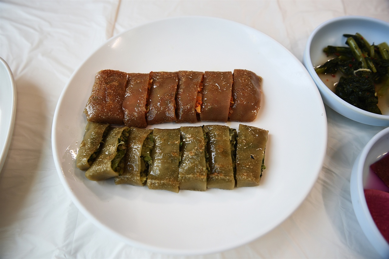 요즘은 많이 흔해졌지만, 막국수집에서 먹는 전병의 맛은 남다르다 