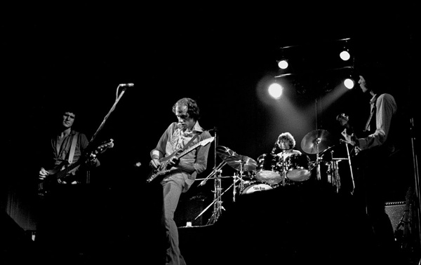 Dire Straits, 28 October 1978,  1978년 미국 노스다코타에서 공연 중인 다이어 스트레이츠의 모습.
