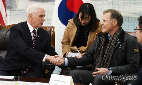 프레드 웜비어 위로하는 미국 부통령 마이크 펜스 미 부통령이 9일 오전 경기 평택 해군 2함대에서 오토 웜비어의 아버지 프레드 웜비어를 만나 위로하고 있다.