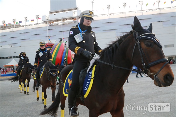 평창올림픽 개회식장에 나타난 경찰 기마대 9일 평창동계올림픽 개회식이 진행되는 올림픽플라자에 경찰기마대가 등장했다. 개회식을 찾은 입장객들이 경찰기마대와 사진을 찍기도 했다.