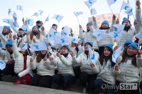 한반도기 흔들며 북측 맞이하는 응원단  "우리는 하나다" 2018 평창동계올림픽 개막일인 9일 오후 강원도 대관령면 개막식장 인근에서 6.15 공동선언실천 남측위원회 통일응원단과 대학생 겨레하나 등 시민들이 한반도기를 평화올림픽을 외치고 있다.