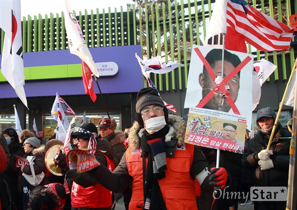 보수단체 "평양올림픽 아웃" 2018 평창동계올림픽 개막일인 9일 오후 강원도 대관령면 개막식장 인근에서 보수단체 회원들이 모여 태극기와 성조기를 흔들며 시위를 벌이고 있다.
