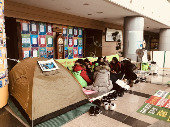 스포츠강사 무기계약 전환 제외가 알려진 6일 저녁 초등 스포츠강사들이 농성장에 모였다. 