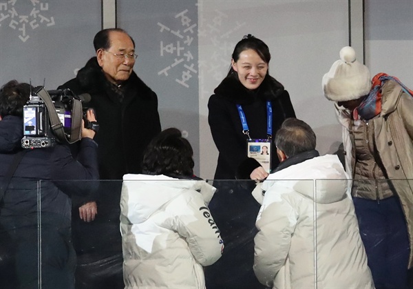 김여정과 인사하는 문재인 대통령 9일 오후 강원도 평창 올림픽스타디움에서 열린 2018 평창동계올림픽 개막식에서 문재인 대통령이 김여정 북한 노동당 중앙위 제1부부장과 인사하고 있다. 뒤쪽 왼쪽은 김영남 북한 최고인민회의 상임위원장. 