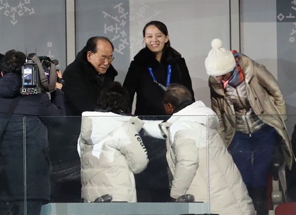 김영남과 인사하는 문재인 대통령 9일 오후 강원도 평창 올림픽스타디움에서 열린 2018 평창동계올림픽 개막식에서 문재인 대통령이 김영남 북한 최고인민회의 상임위원장과 인사하고 있다. 뒤쪽 가운데는 김여정 북한 노동당 중앙위 제1부부장.