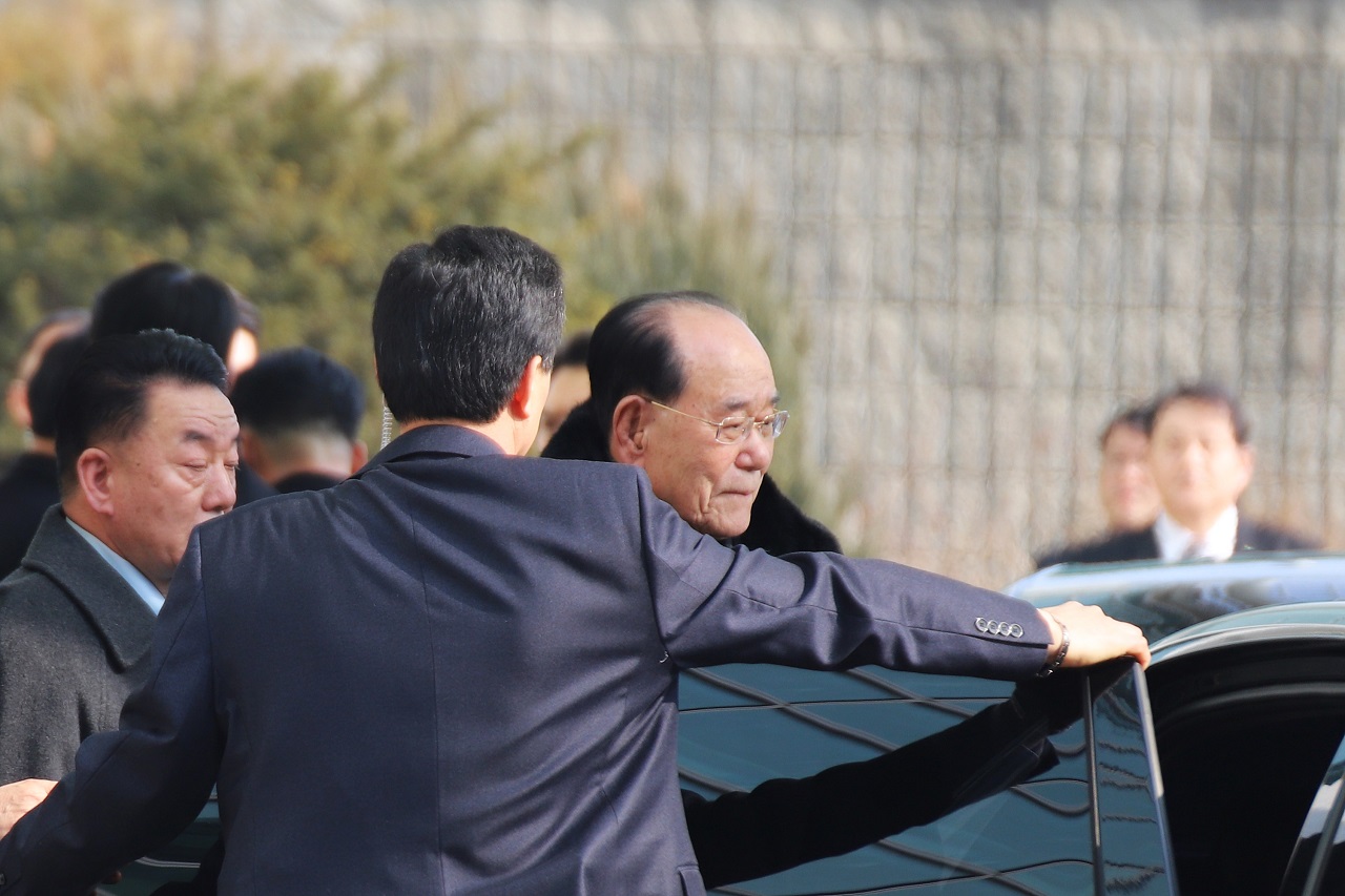  김영남 최고인민회의 상임위원장이 의전차량에 탑승하고 있다.