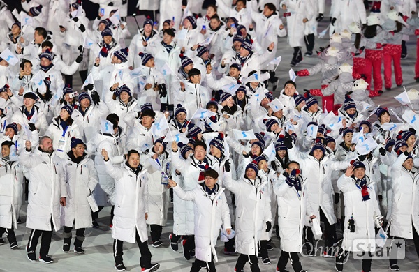 지난 9일 오후 강원도 평창 올림픽 스타디움에서 열린 2018 평창동계올림픽 개회식에서 'KOREA' 피켓과 한반도기를 앞세운 남북 선수들이 공동입장하고 있다.