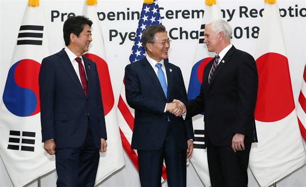 문재인 대통령이 평창올림픽 개막식이 열리는 9일 오후 강원도 용평 블리스힐스테이에서 열린 올림픽 개회식 리셉션에서 마이크 펜스 미 부통령과 악수하고 있다. 왼쪽은 일본 아베 신조 총리.