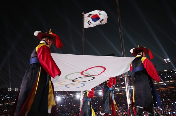 오륜기 게양 9일 오후 강원도 평창 올림픽스타디움에서 열린 2018 평창동계올림픽 개막식에서 올림픽기가 게양대로 향하고 있다.