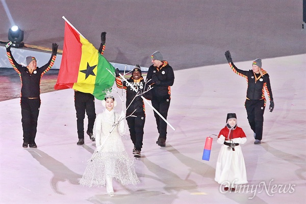  가나에서 유일하게 평창동계올림픽에 출전한 아콰시 프림퐁(스켈레톤)이 9일 오후 올림픽플라자에서 열린 개회식에 참석해 임원진과 함께 가나 국기를 흔들며 입장하고 있다. 