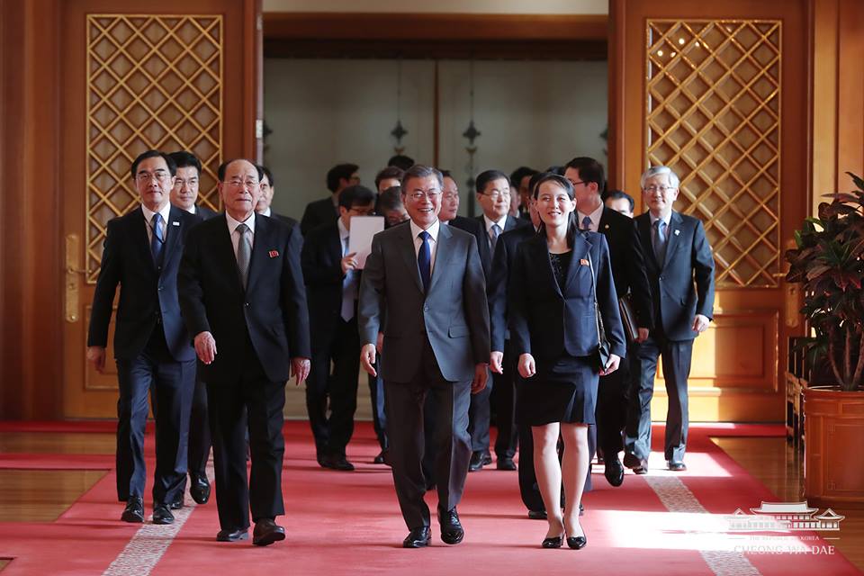 김여정으로부터 대북초청 메세지를 전달 받은 문재인 대통령 문재인 대통령은 10일, 북한 김정은 국무위원장 특사 자격으로 방한한 김여정 노동당 중앙위원회 제1부부장과 만나, 김정은 국무위원장의 친서와 남북정상회담을 제의 받았다.