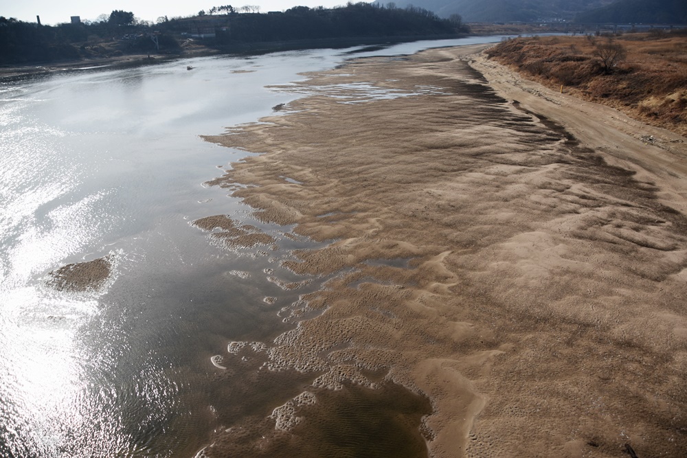 합천보 수문이 활짝 열렸던 지난 2017년 12월 중순경의 박석진교에서 바라본 낙동강의 모습. 넓은 모래톱 위를 낮은 물길이 흘러가고 있다. 전형적인 낙동강의 모습이다. 