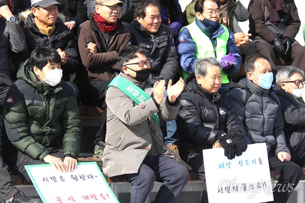  '마산해양신도시 공익개발을 위한 국비지원 청원 창원시민 서명운동본부' 발대식이 11일 오후 창원 마산합포구 오동동 문화광장에서 열렸다.