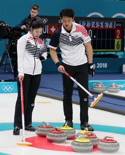  11일 강릉컬링센터에서 열린 컬링 믹스더블 예선 7차전 대한민국과 캐나다의 경기에서 한국의 이기정과 장혜지가 작전을 짜고 있다.2018.2.11