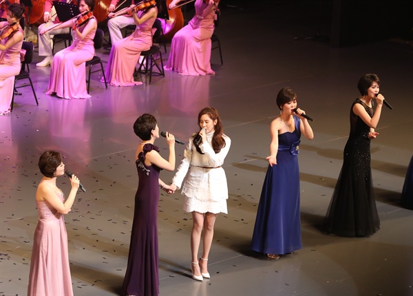 11일 오후 서울 국립중앙극장 해오름극장에서 열린 북측 삼지연관현악단 공연에서 가수 서현이 '우리의 소원은 통일' '다시 만납시다'를 함께 불렀다.