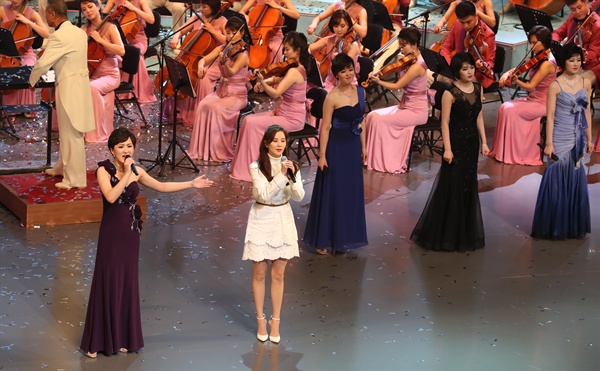 11일 오후 서울 국립중앙극장 해오름극장에서 열린 북측 삼지연관현악단 공연에서 가수 서현이 '우리의 소원은 통일' '다시 만납시다'를 함께 불렀다.