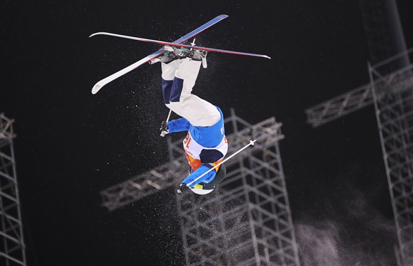 [올림픽] '날아올라' 11일 오후 강원 평창군 휘닉스 파크에서 열린 2018 평창동계올림픽 프리스타일 스키 여자 모굴 결승에서 서정화가 멋진 점프를 하고 있다.