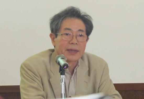 2014년 11월 일본 도쿄 메이지가쿠인대학교에서 열린 ‘세계평화를 요구하는 7인위원회’ 강연회에 나선 이케우치 사토루 교수.