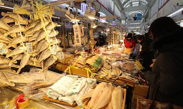 설날을 닷새 앞둔 11일 오후 서울시 중구 중부시장에서 시민들이 제수용품을 사고 있다