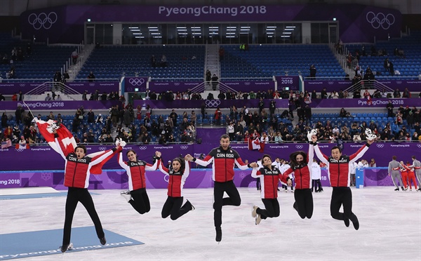  12일 오후 강릉아이스아레나에서 열린 2018 평창동계올림픽 피겨 팀이벤트에서 금메달을 차지한 캐나다 선수들이 점프를 하며 기념촬영하고 있다.