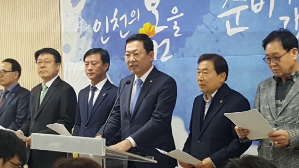 박남춘 국회의원은 12일, 더불어민주당 인천시당 위원장과 최고위원직에서 사퇴하며 인천시장 선거 출마를 위한 행보를 본격화 했다.