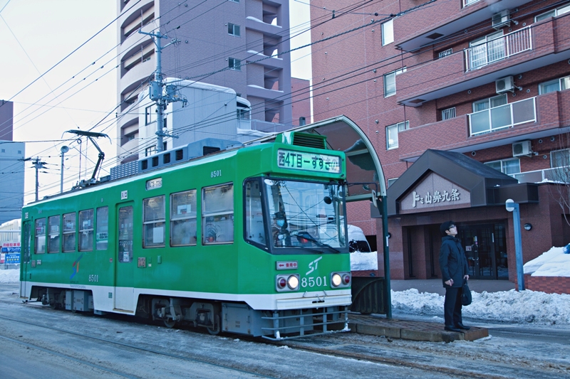 홋카이도의 중심 도시 삿포로 시내를 오가는 전철.