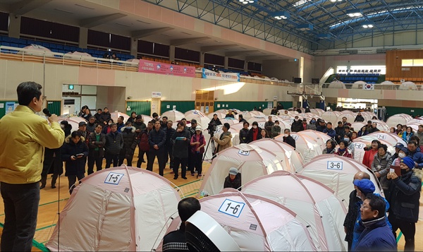 지난 2018년 2월 11일 경북 포항에서 규모 4.6 지진이 나자 진앙과 가까운 흥해실내체육관에 있던 이재민들이 지진 상황을 설명하는 이강덕 포항시장에게 대책 마련을 요구하고 있다. 