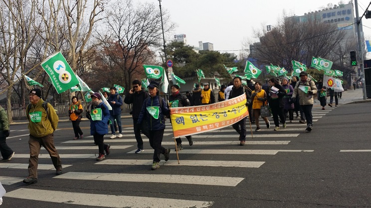 탈핵순례간이 종로길 순례 80여 명의 시민들과 천주교 신자, 신부, 수녀, 시민들, 초록교육연대 회원을 비롯한 시민단체 회원 등이 순례단과 마지막날 순례길에 나섰다.