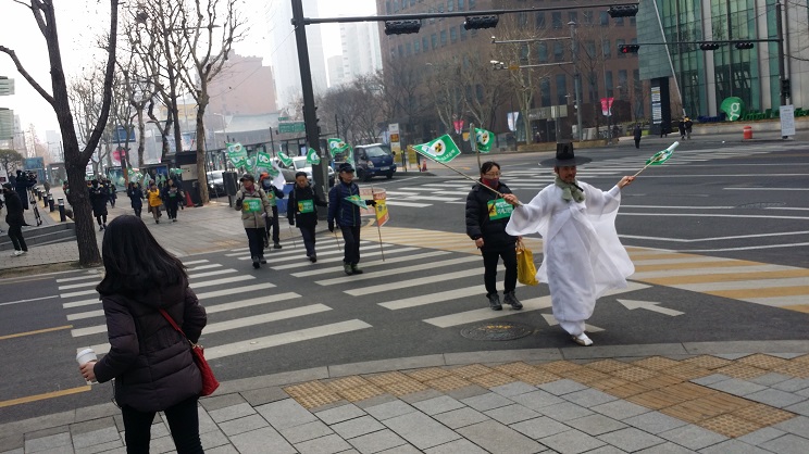 탑골공원 앞을 지나는 탈핵 순례단 이날 순례에는 광주, 김해, 원주, 강릉 등 먼 지역에서도 함께 결합하여 순례가 이루어졌다.