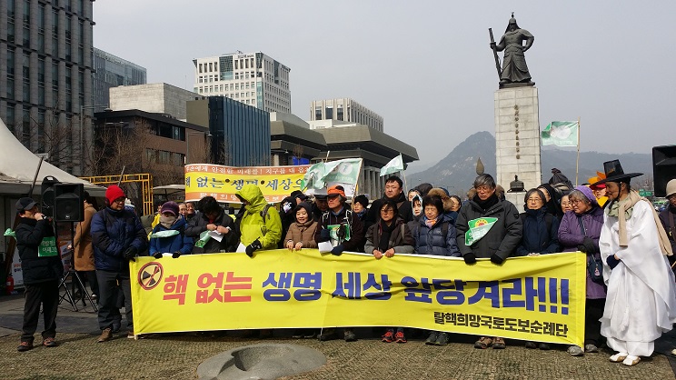 10차 순례를 마무리하는 기자회견 10차, 305구간을 걸어서 광화문에 도착한 순례단이 기자회견을 하고 있다.