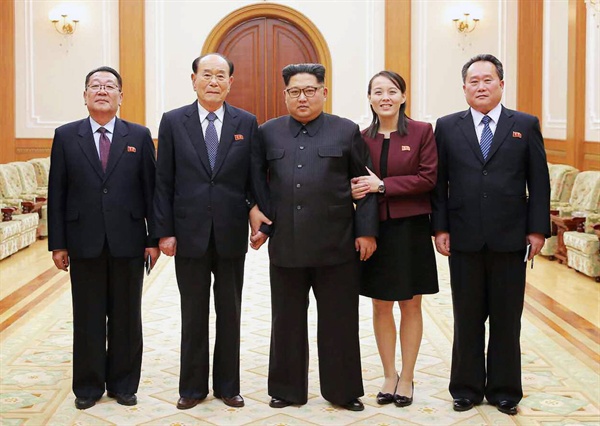 북한 김정은, 방남 고위급대표단과 기념사진  김정은 북한 노동당 위원장이 남쪽을 방문하고 평양에 귀환한 김여정 당 중앙위 제1부부장 등 고위급대표단과 만나 이들의 활동 내용을 보고받고 기념사진을 찍었다고 노동당 기관지 노동신문이 13일 보도했다.