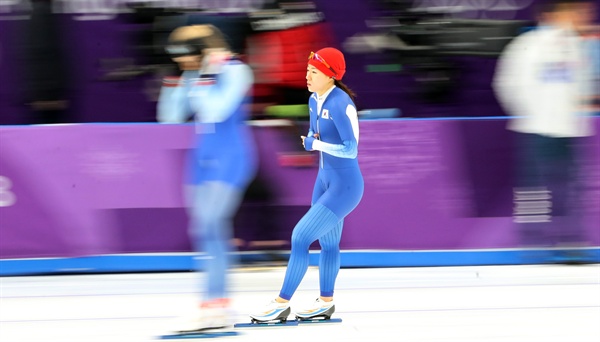 [올림픽] 숨 고르는 이상화 11일 오후 강릉 스피드스케이트 경기장에서 2018 평창동계올림픽에 출전한 한국 이상화가 훈련하며 숨을 고르고 있다.