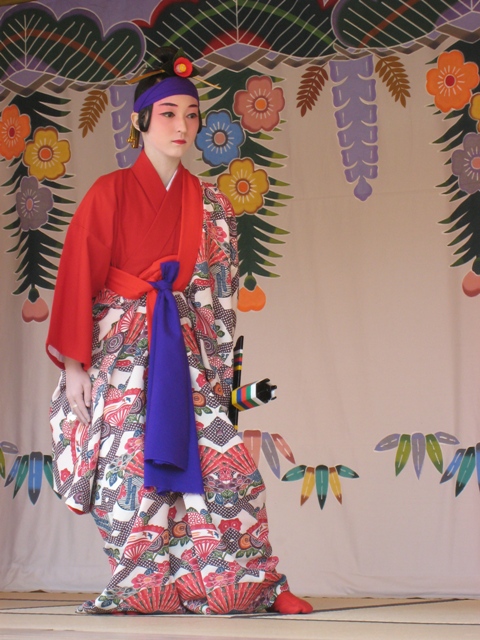 오키나와에서 관람한 일본의 전통 공연. 배우의 분장이 독특하다.
