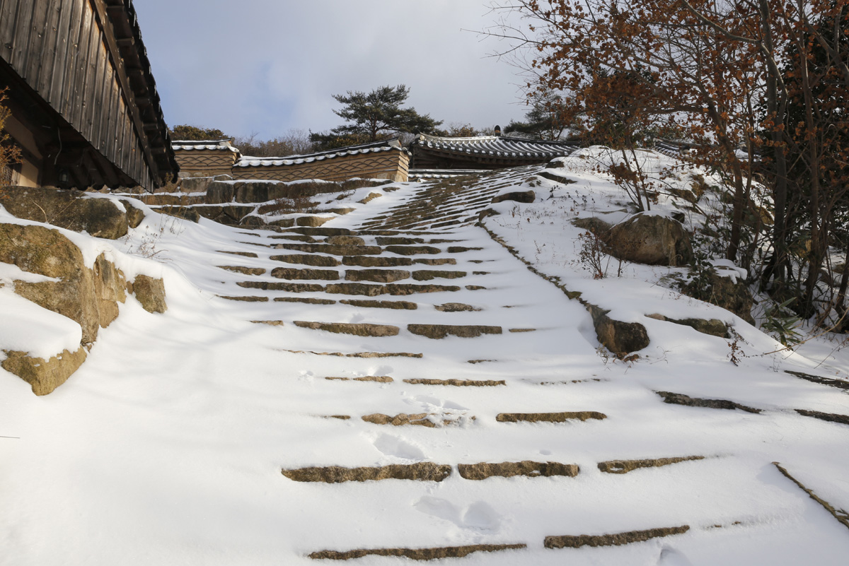 대흥사 일지암은 한국 차문화의 성지로 통한다. 일지암으로 오르는 계단에 하얀 눈이 쌓여 더 아름답다. 