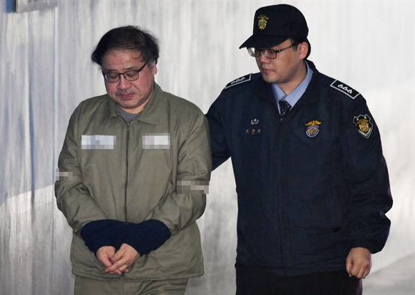 2018년 2월 13일 안종범 전 청와대 수석이 서울중앙지법에서 열린 1심 선고공판에 출석하기 위해 법정으로 향하고 있다. 