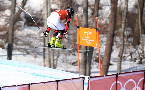 [올림픽] 공식 연습하는 한국의 김동우 8일 강원도 정선 알파인 스키 코스에서 열린 2018 평창동계올림픽 스키 남자 활강 공식 연습에서 한국 김동우가 슬로프를 질주하고 있다.