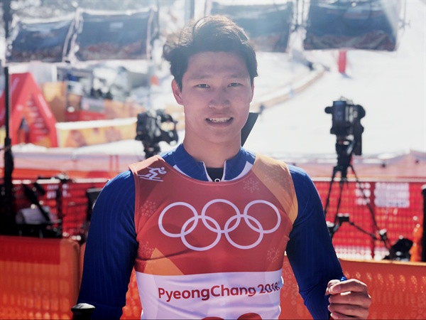 한국인 선수로는 26년 만에 올림픽 활강 코스 완주한 김동우 김동우가 13일 강원도 정선군 정선알파인센터에서 열린 남자 복합 활강 경기를 56위로 완주한 뒤 인터뷰하고 있다. 김동우는 한국 남자 선수로는 26년 만에 올림픽 활강 코스를 완주했다.
